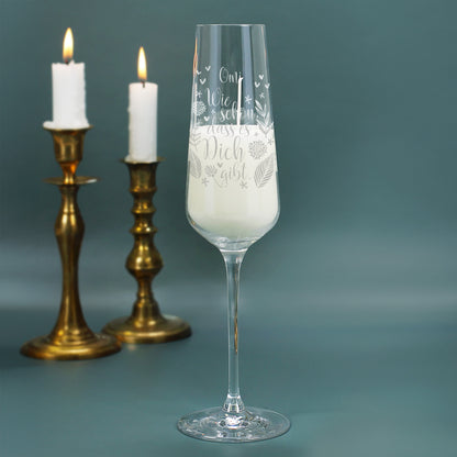 Duftkerze im Sektglas mit Wunschname "Wie schön, dass es dich gibt"