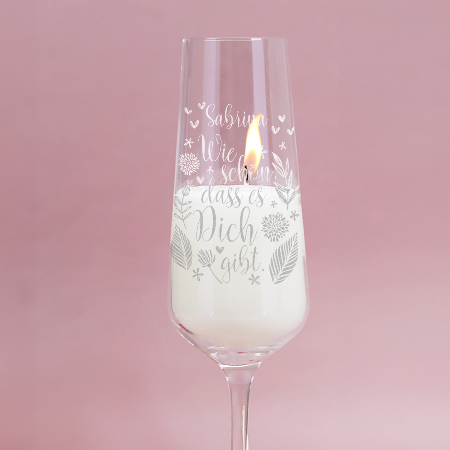 Duftkerze im Sektglas mit Wunschname "Wie schön, dass es dich gibt"