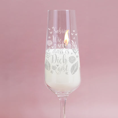 Duftkerze im Sektglas mit Wunschname "Wie schön, dass es dich gibt"