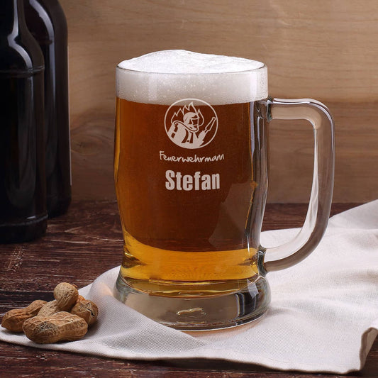 gravierter Bierkrug mit Name, Dienstgrad und Feuerwehrmotiv