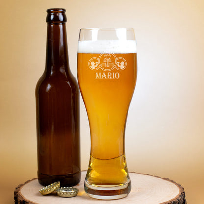 Gefülltes Weizenglas von Leonardo mit Gravur „Ein Freund guten Bieres“ und Name Mario neben brauner Bierflasche und Kronkorken.