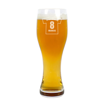 Freigestelltes Leonardo Weizenglas graviert mit Trikot-Motiv, Zahl 8 und Name Markus