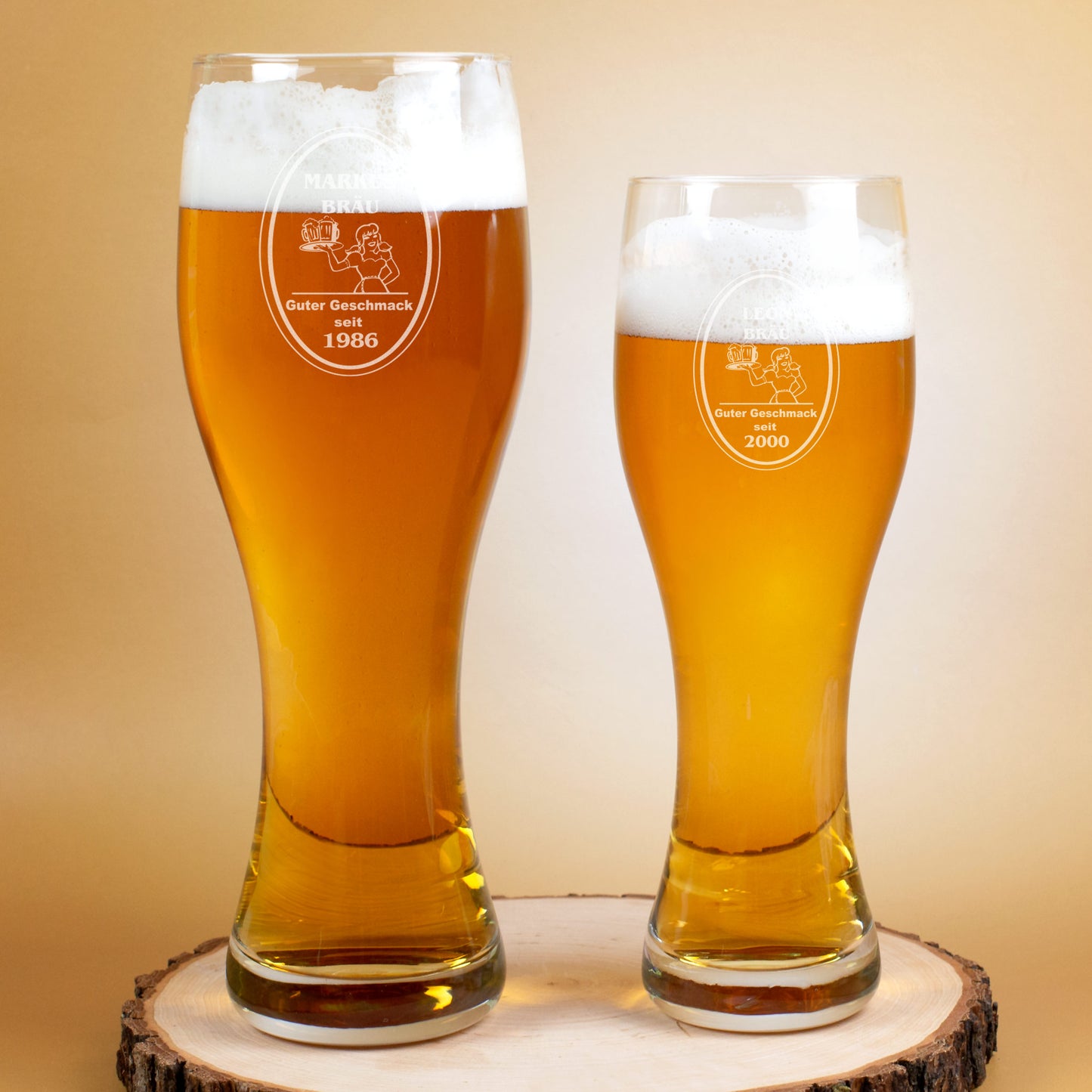 Zwei Weizengläser mit Gravur, gefüllt mit Bier, Gravur mit Name und Jahr individualisierbar