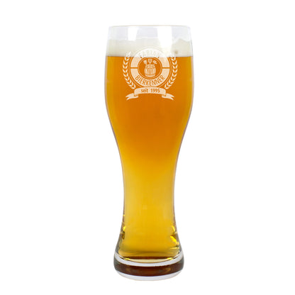 Freisteller eines gravierten Leonardo Weizenglases mit Gravur „Bierkenner“, gefüllt mit hellem Bier