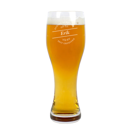 Weizenglas von Leonardo mit Gravur „Echter Genießer seit Urzeiten“ und Name Erik, gefüllt mit Bier