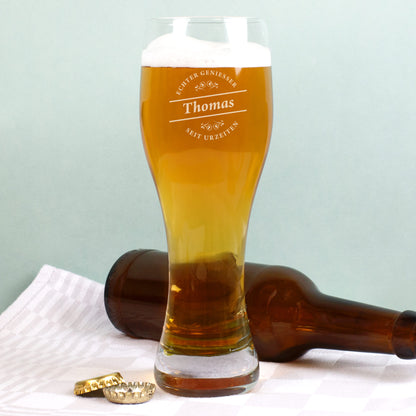 Personalisiertes Weizenglas mit Gravur und Name Thomas, daneben liegende Bierflasche auf weißem Tuch