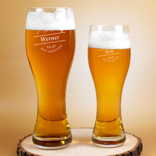 Zwei gravierte Leonardo Weizengläser in verschiedenen Größen mit den Namen Werner und Erik, auf Holzscheibe platziert