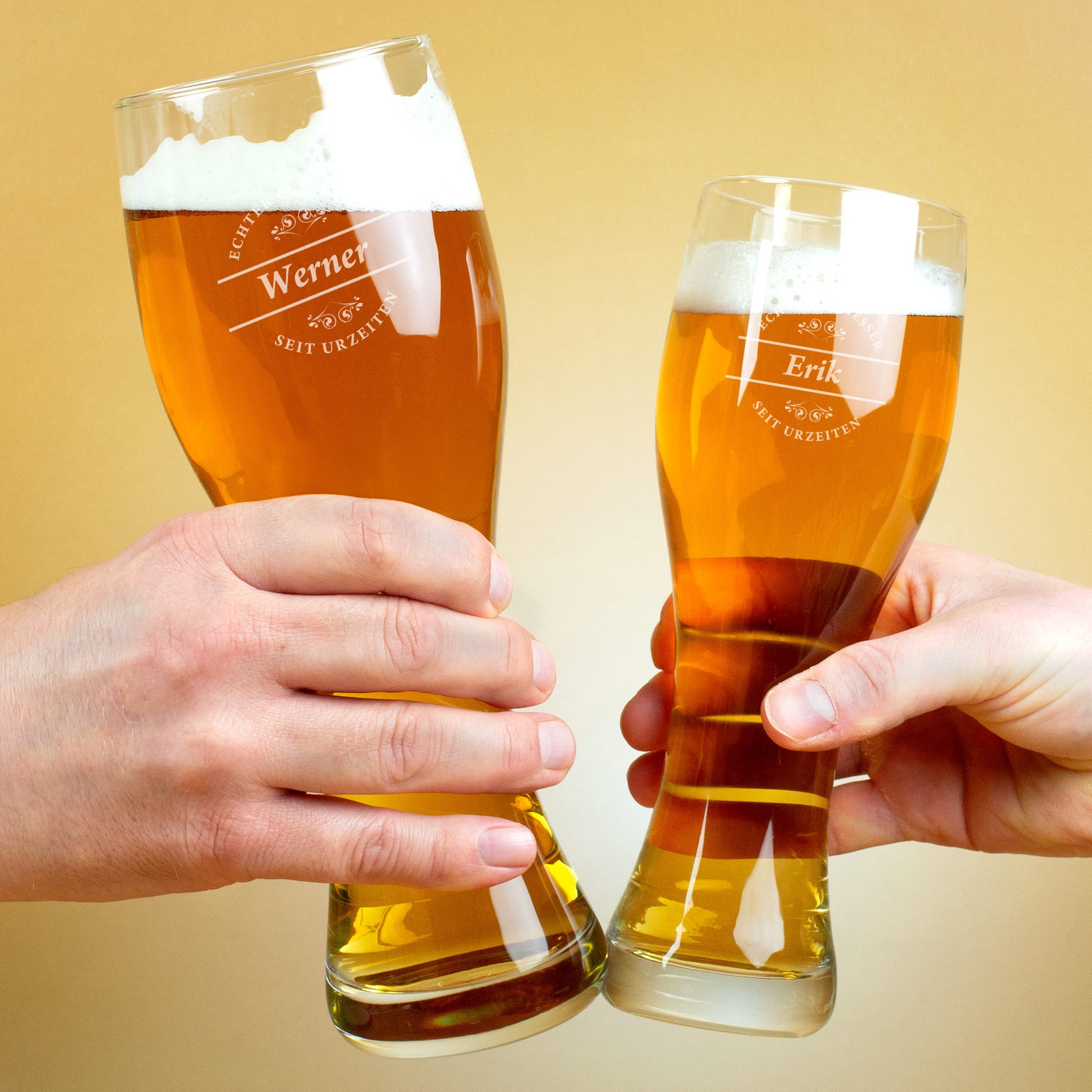 Zwei Personen stoßen mit gravierten Weizengläsern an, personalisiert mit den Namen Werner und Erik