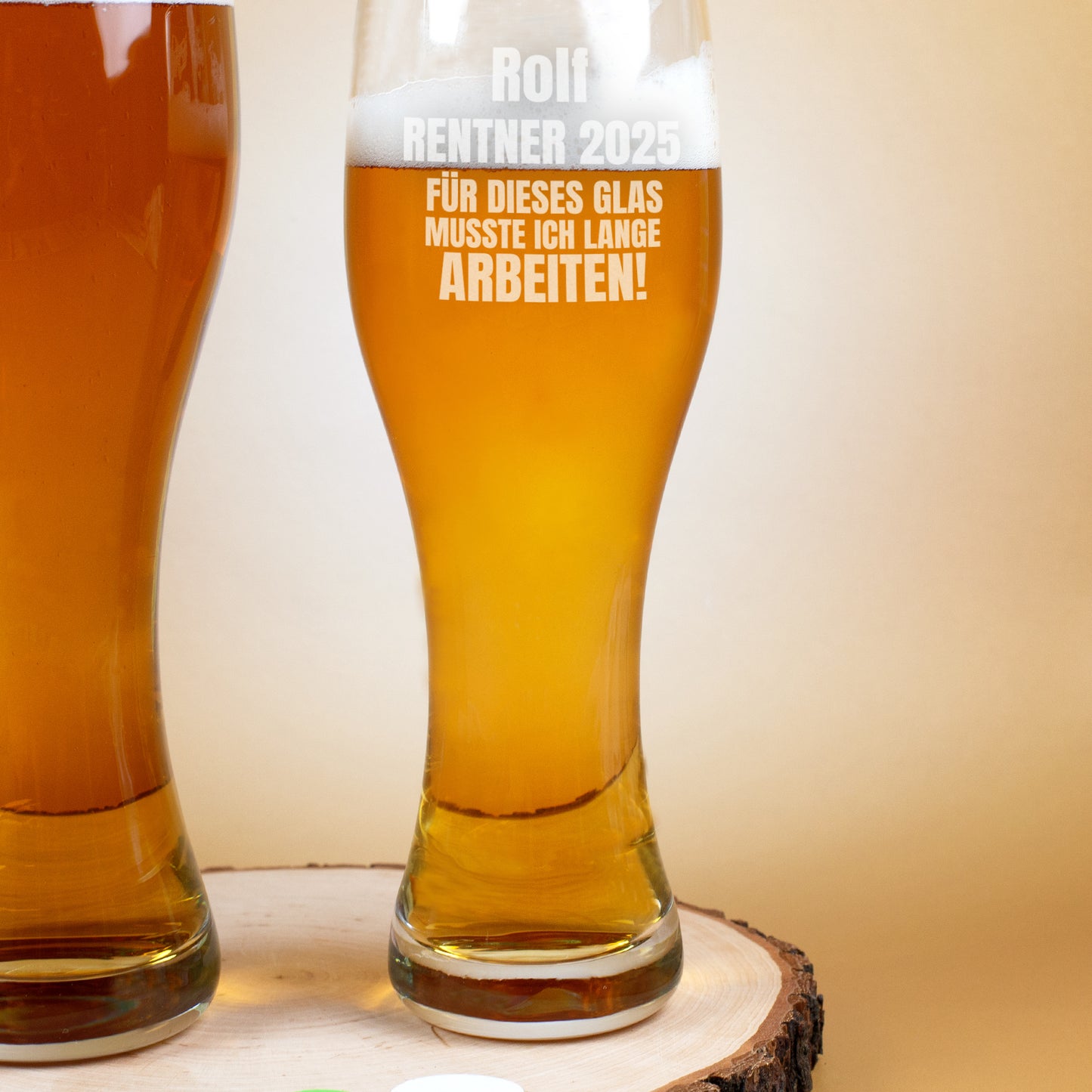 Weizenglas mit Gravur „Rolf Rentner 2025 – Für dieses Glas musste ich lange arbeiten!“ gefüllt mit Bier