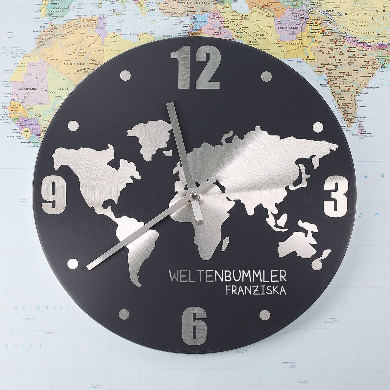 Metalluhr "Weltenbummler" mit  Ihrem Namen