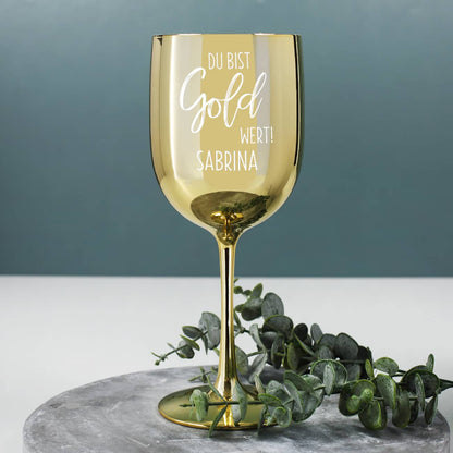 Du bist goldwert! - Trinkkelch in Gold mit Namensgravur
