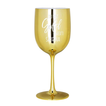 Weiße Gravur mit Name auf goldenem Trinkkelch