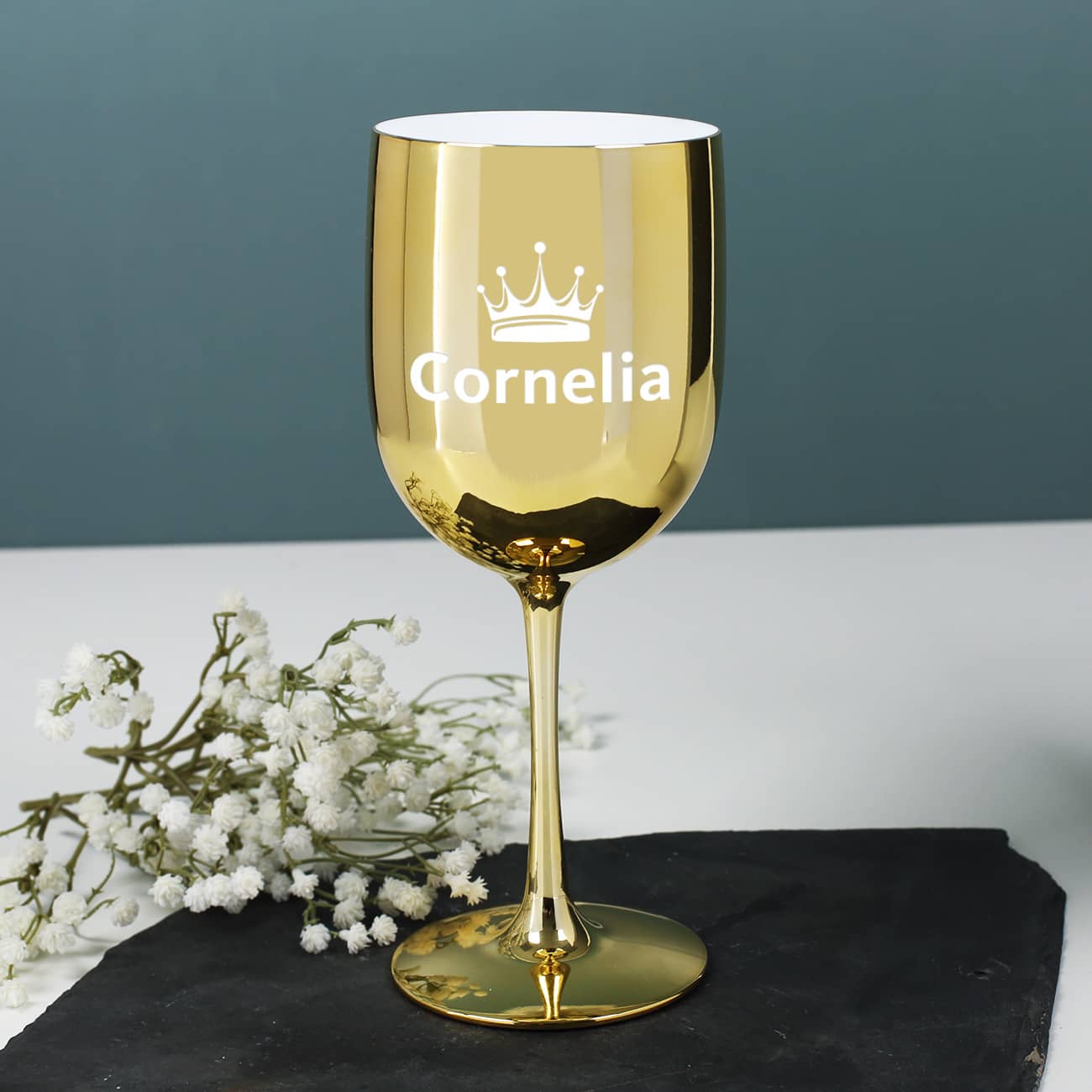 Namensgravur mit Krone auf Kelch in Gold