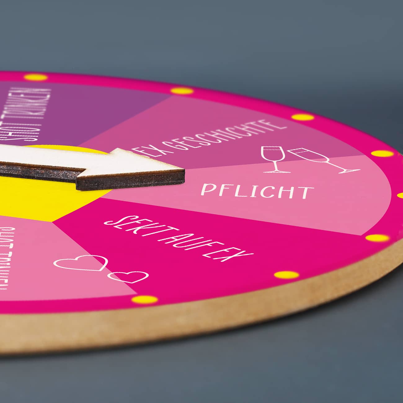 Witziges personalisiertes Trinkspiel mit Holzpfeil zum Drehen