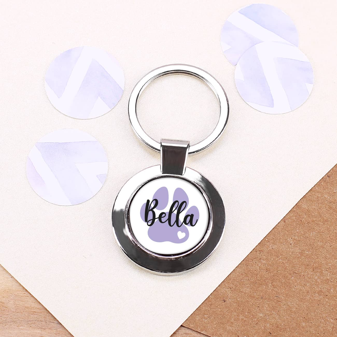 Runder Anhänger aus Metall mit Pfote und Name als Druck