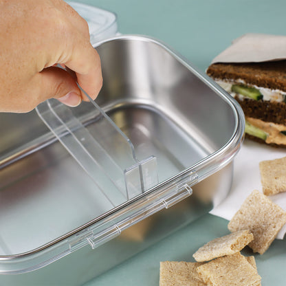 Einsatz der herausnehmbaren Trennwand in die Edelstahl-Brotdose