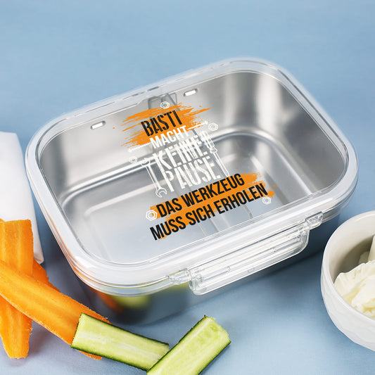 Brotdose mit Spruch „Das Werkzeug muss sich erholen“ und Name „Basti“ – frontal mit Karotten und Dip