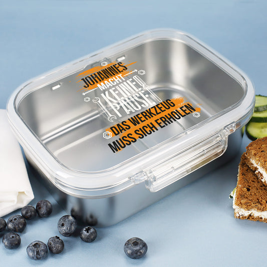 Brotdose mit Spruch „Das Werkzeug muss sich erholen“ und Name „Johannes“ – frontal mit Blaubeeren