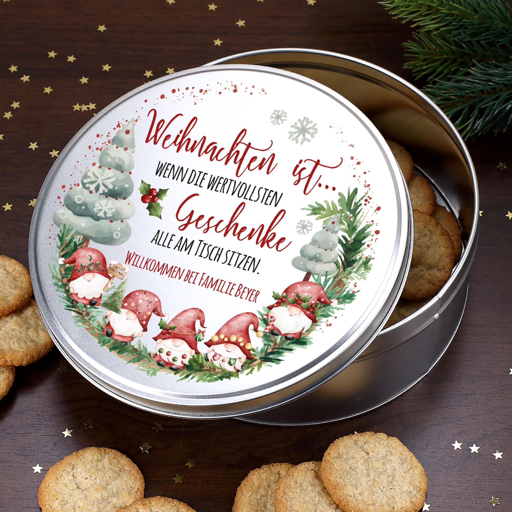 Personalisierte Keksdose mit Spruch und Wichteln – auf dunkler Holzoberfläche, umgeben von Plätzchen