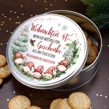 Personalisierte Keksdose mit Spruch und Wichteln – auf dunkler Holzoberfläche, umgeben von Plätzchen