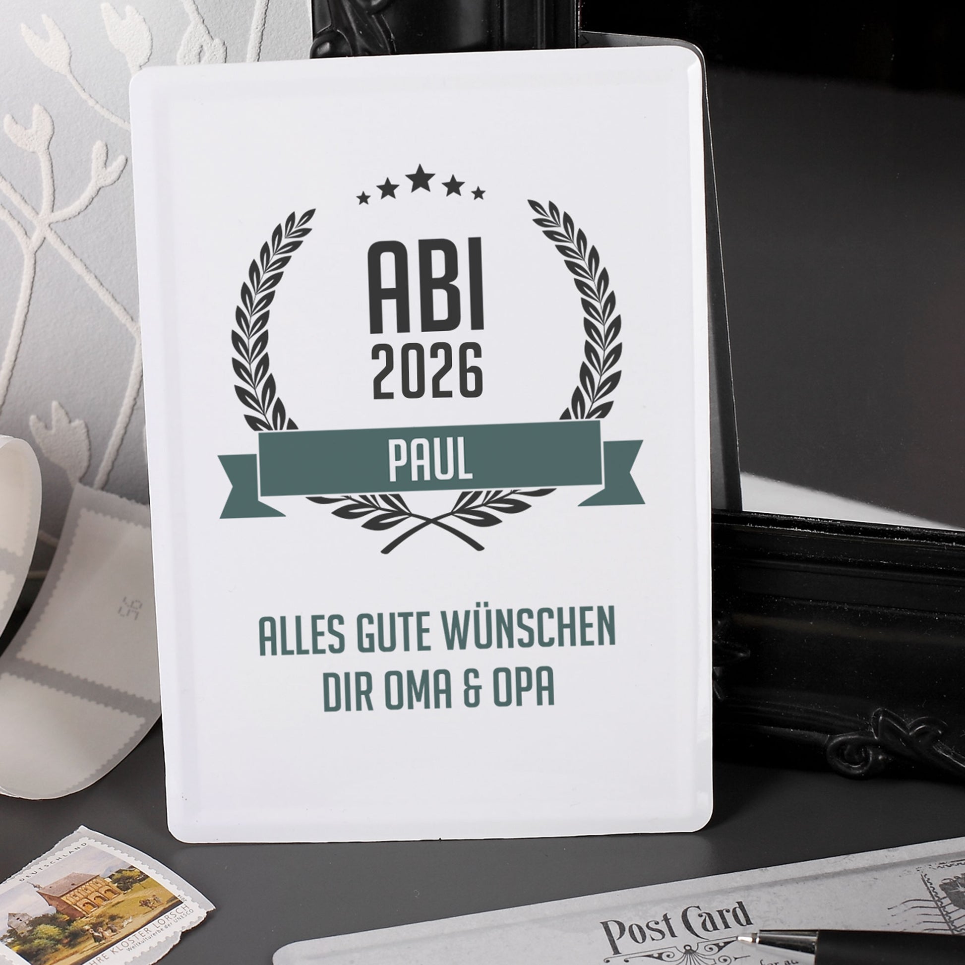 Abitur Blechpostkarte mit Glückwunschtext und Name stehend dekoriert mit Briefmarken und einer Postkarte