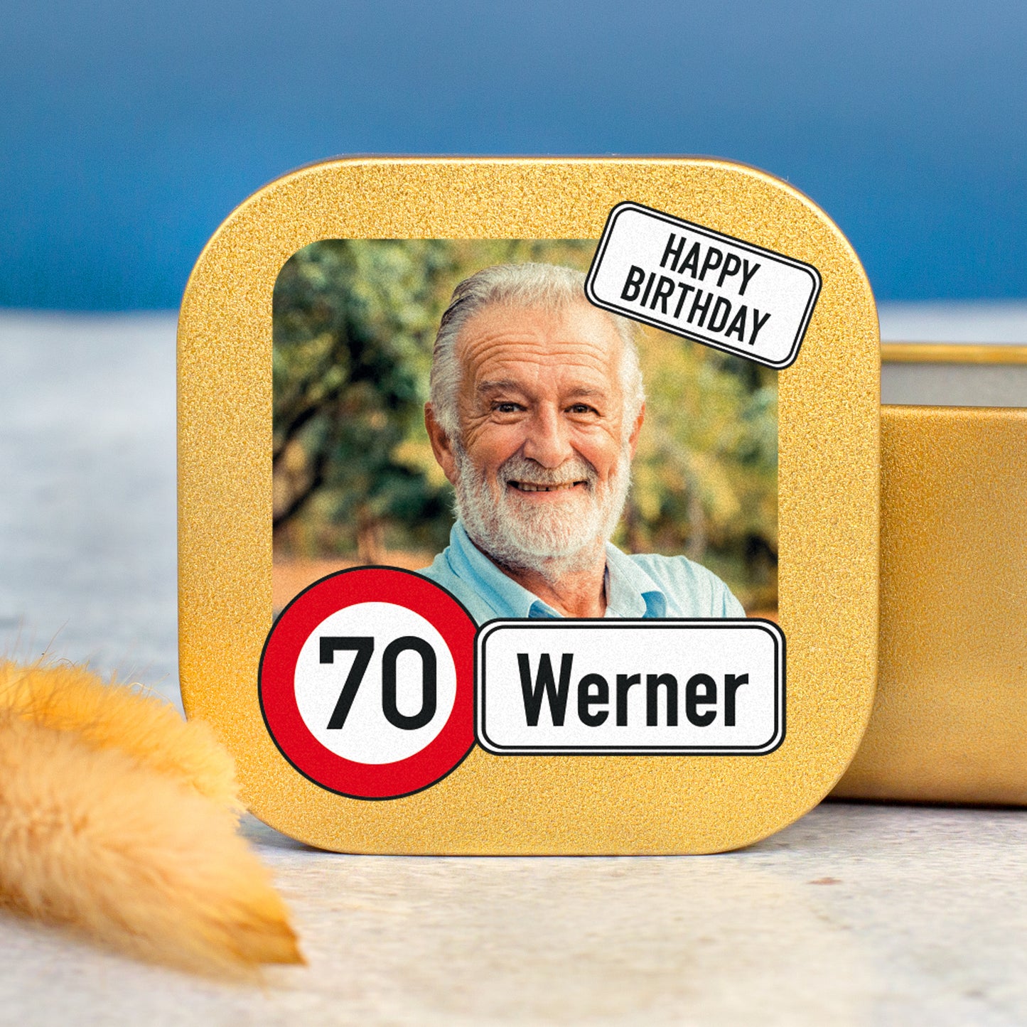 Kerze zum Geburtstag mit Foto, Name & Alter personalisiert | Mini Duftkerze im Verkehrszeichen Look