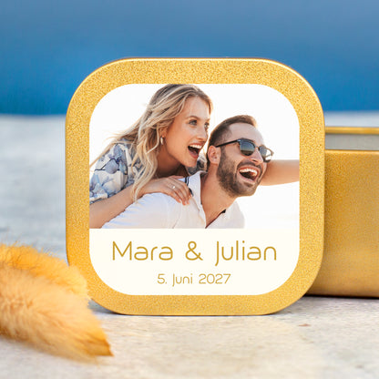 Goldener Deckel einer Mini Duftkerze mit Foto, Namen Mara und Julian und Datum als Hochzeitsgeschenk