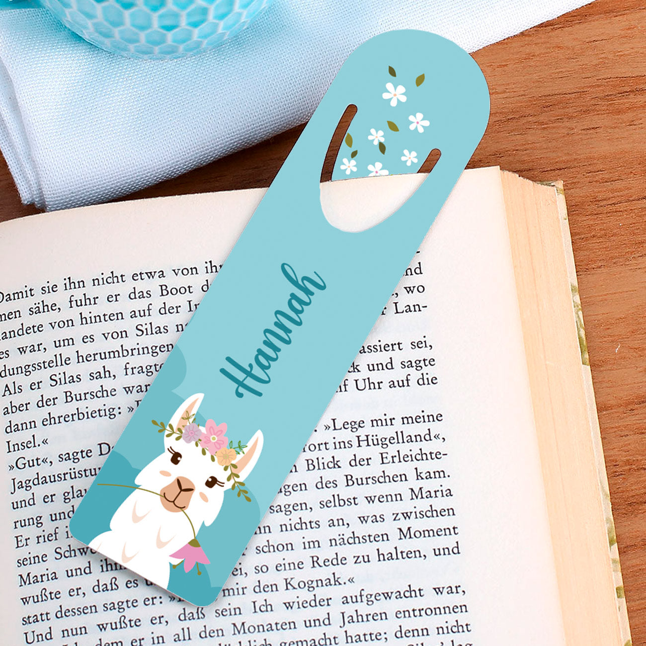 Lesezeichen mit Lama, bunten Blumen und Name