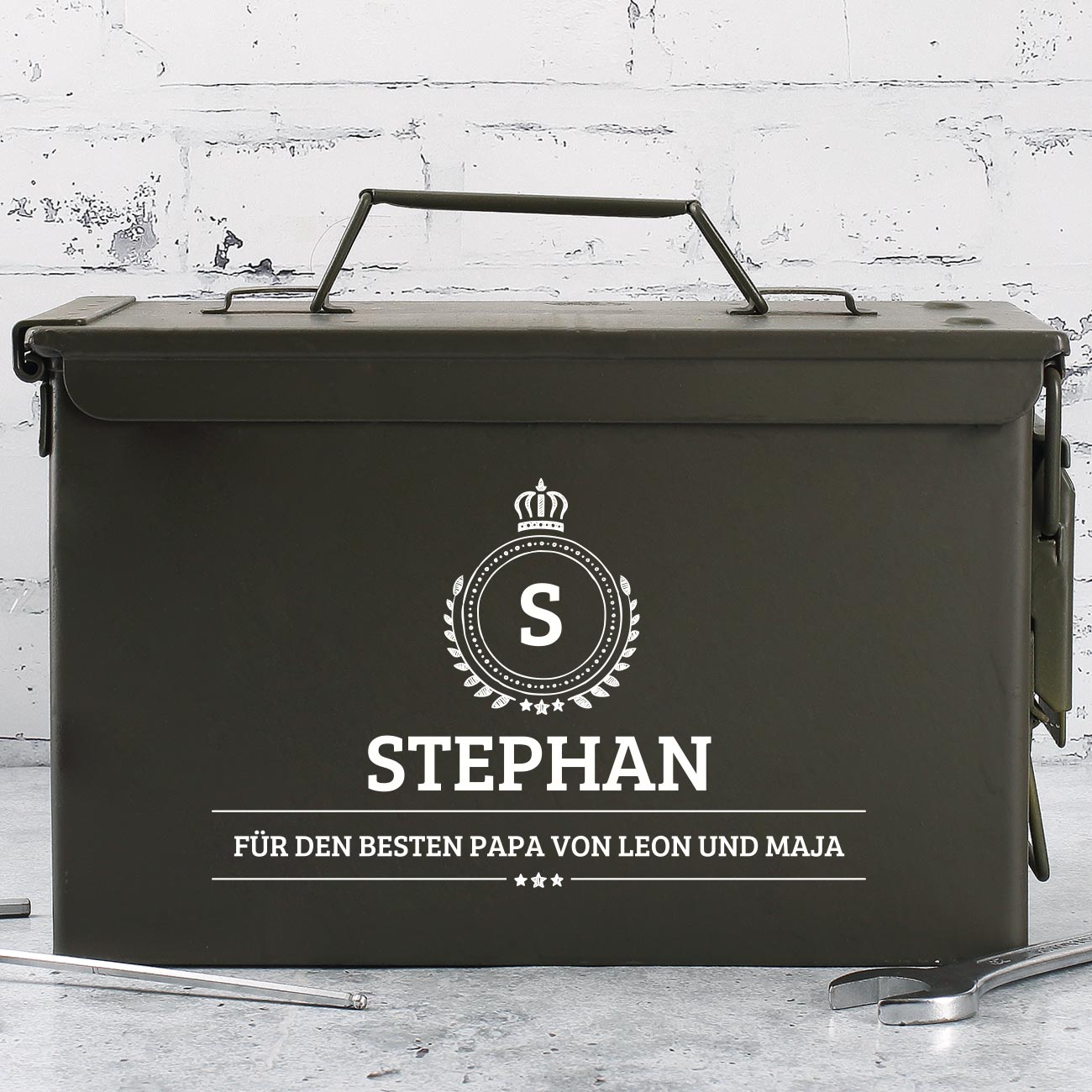 Munitionskiste mit Monogramm und Name