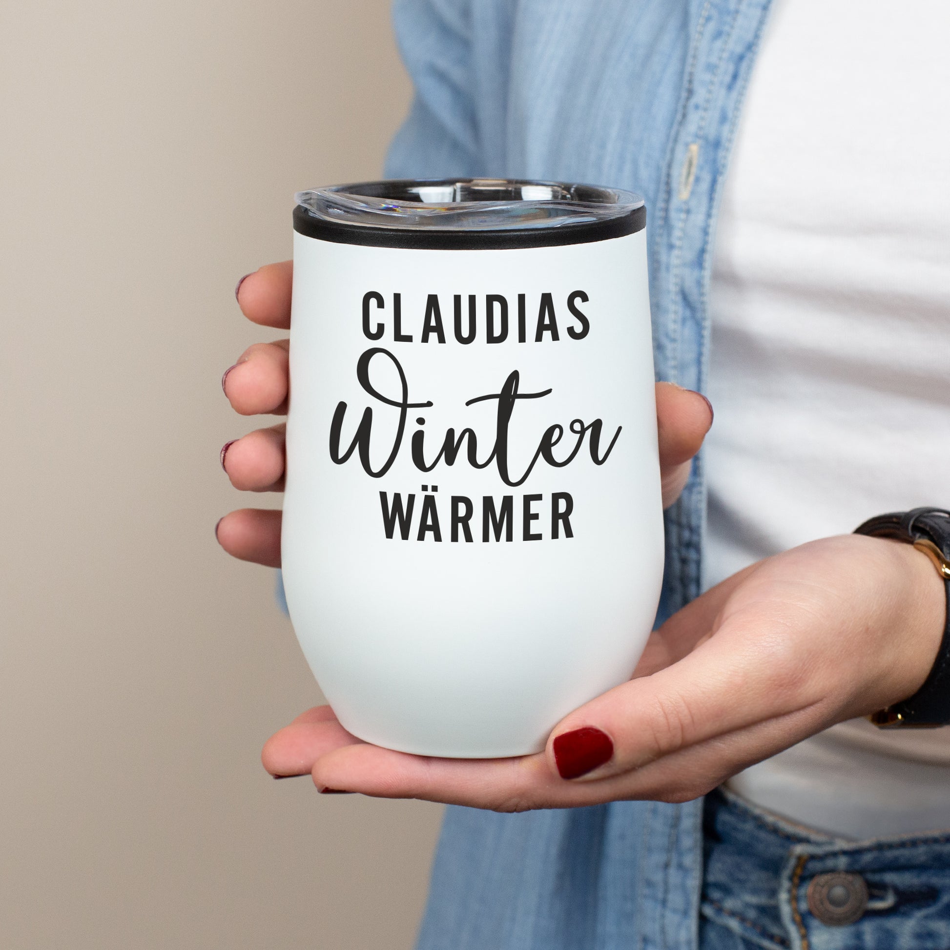 Weißer personalisierter Thermobecher Winterwärmer mit Name Claudias – in der Hand gehalten, Wintergeschenk