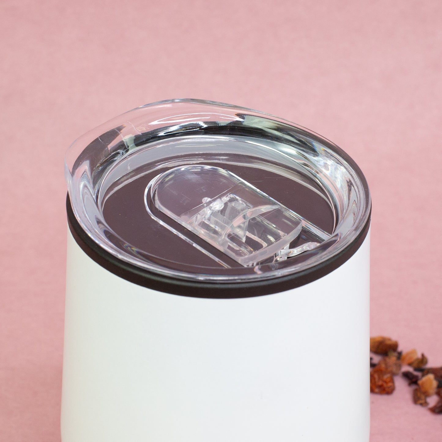 Deckel des weißen Thermobechers mit Schiebeöffnung – Detailansicht isolierter Winterbecher