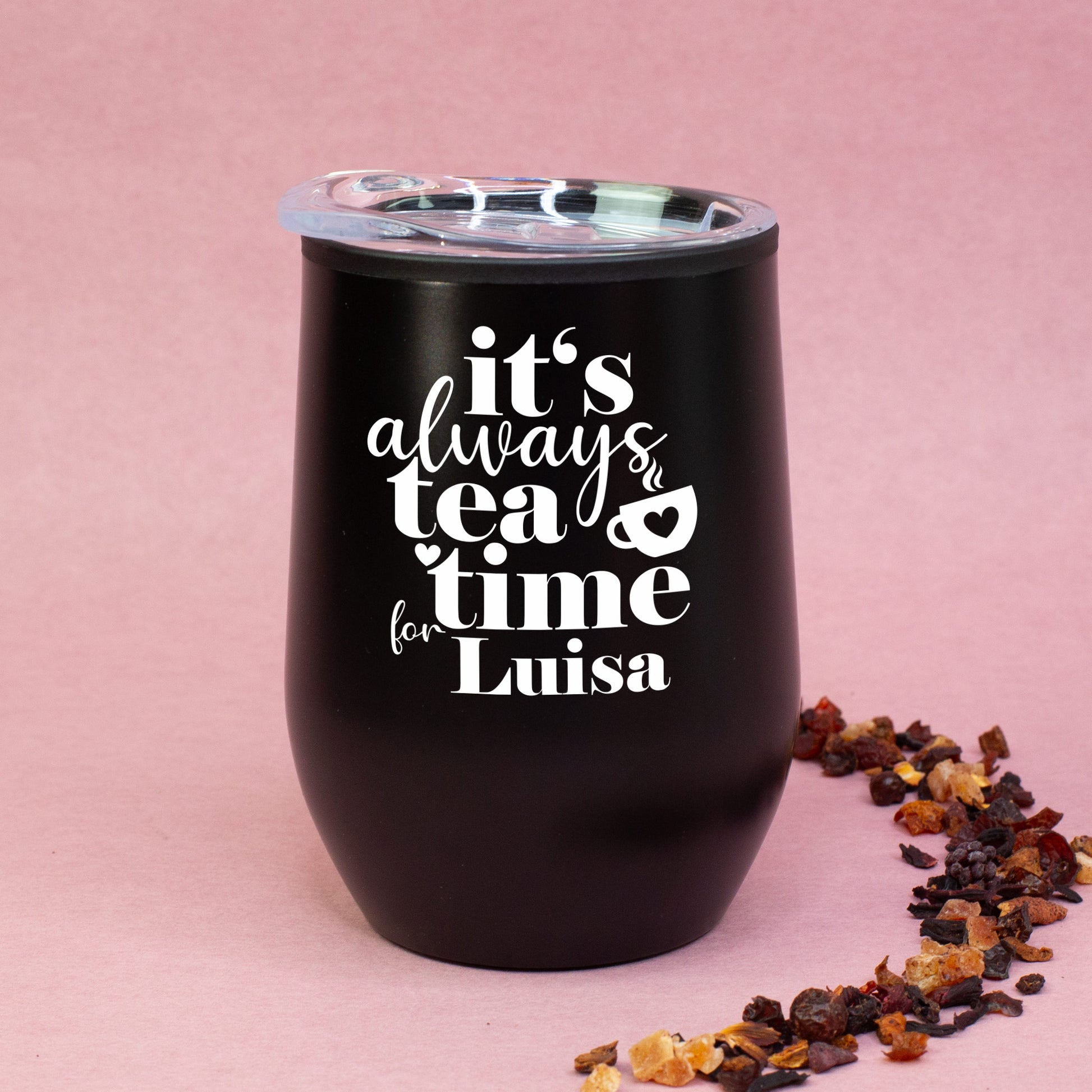 Schwarzer Thermobecher „Tea Time“ mit weißem Aufdruck und personalisiertem Namen, doppelwandiger Becher mit Deckel