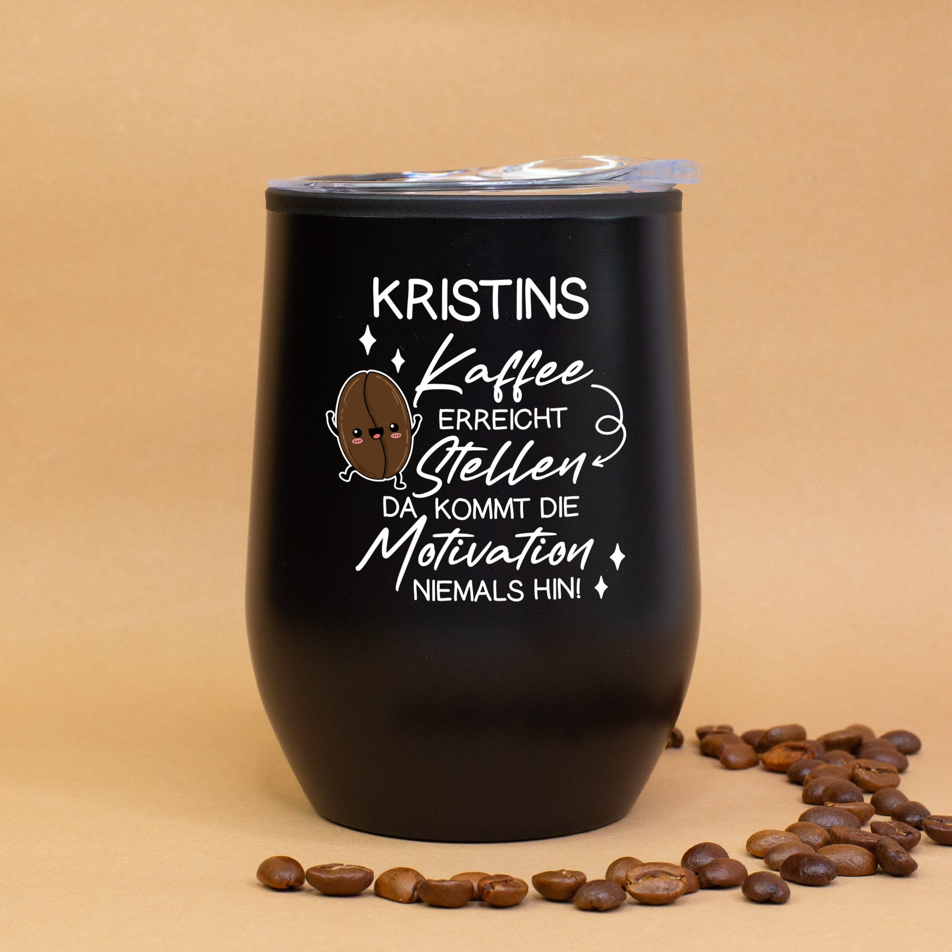 Variante: Schwarzer Thermobecher mit Name Kristins und Kaffee-Spruch, dekoriert mit Kaffeebohnen