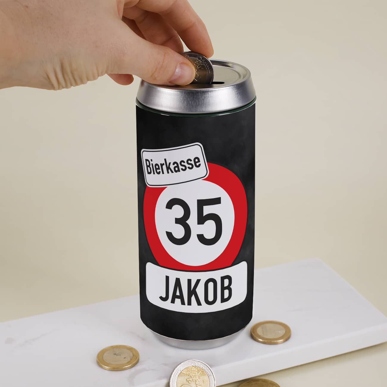 Spardose mit Verkehrszeichen im Bierdosendesign