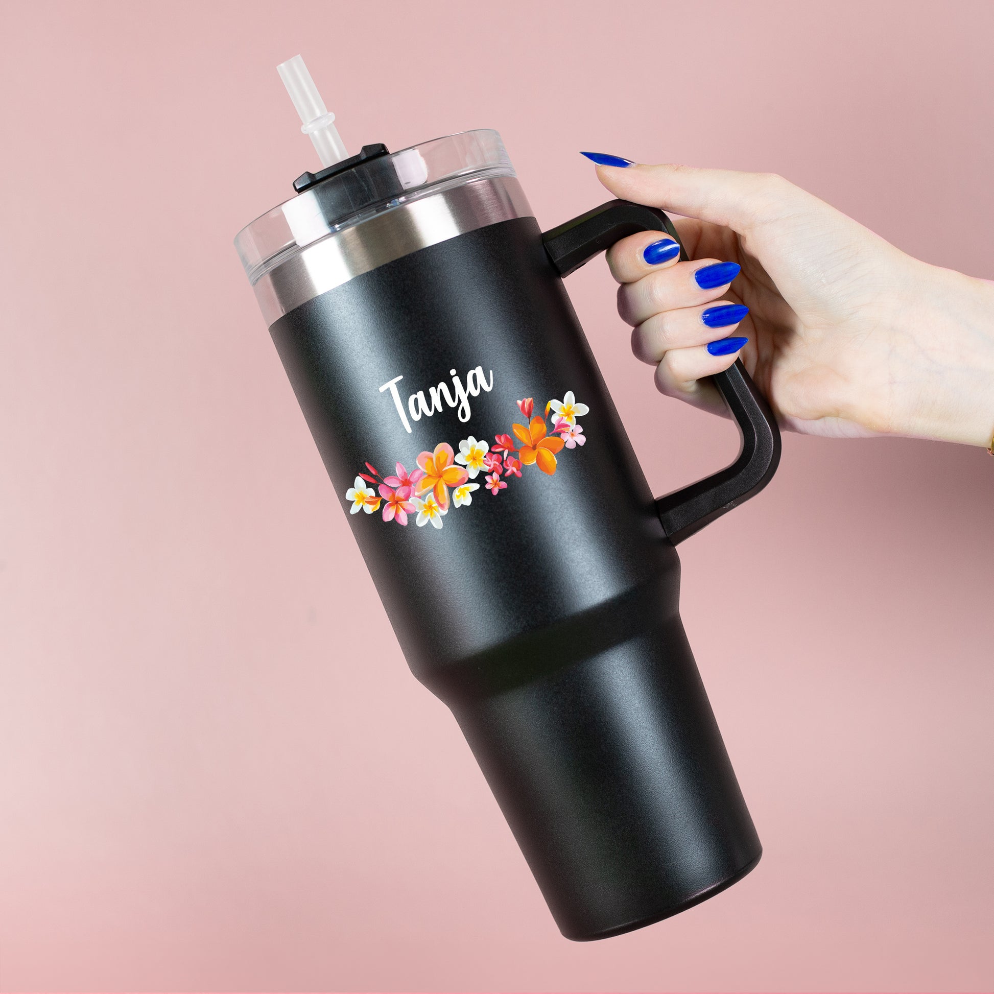  Thermobecher mit buntem Blumenkranz und weißem Namen in Hand gehalten