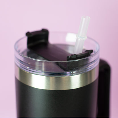 Detailansicht des Deckels mit Trinköffnung und Strohhalm