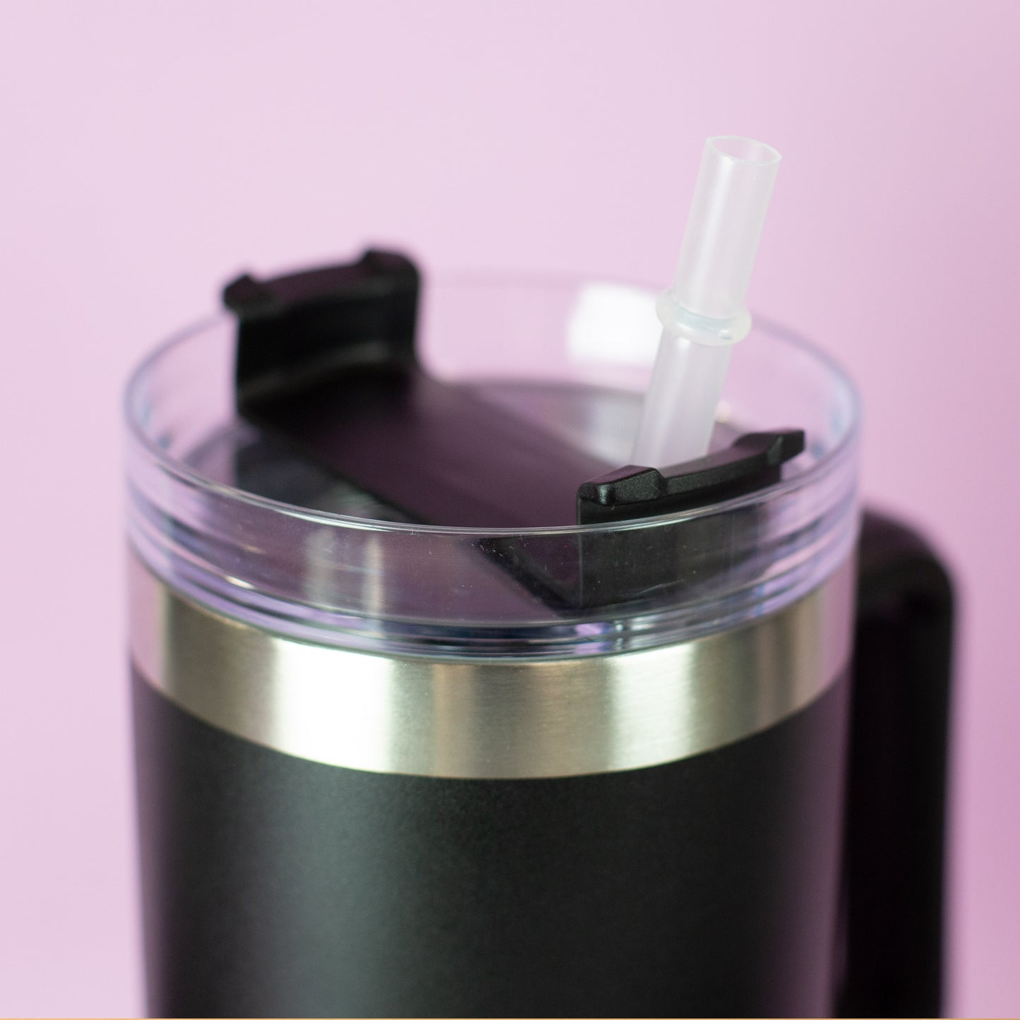 Nahaufnahme des Deckels mit drei Positionen und Strohhalm