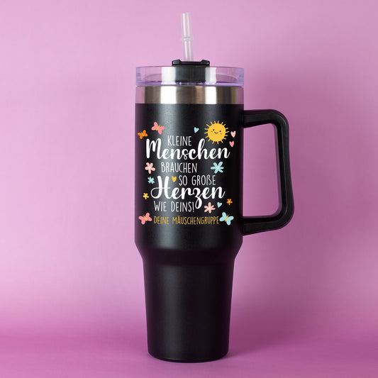 Schwarzer Thermobecher mit Spruch „Kleine Menschen brauchen so große Herzen wie deins!“