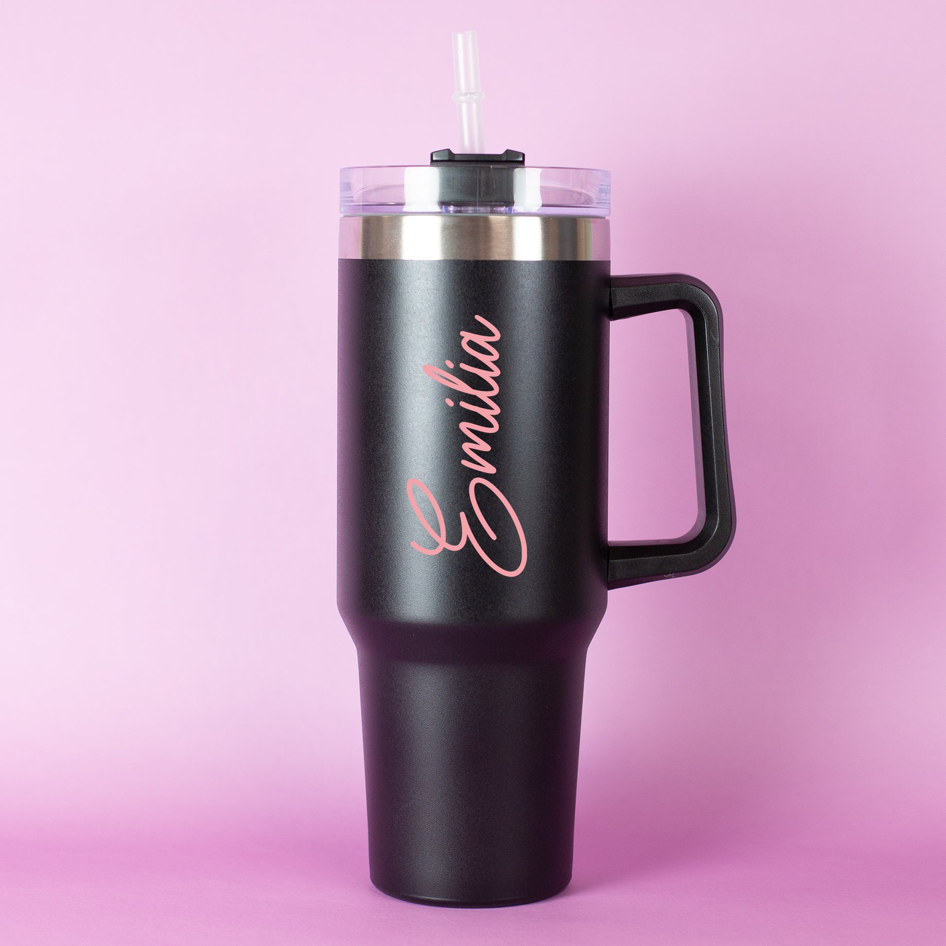 Schwarzer Thermobecher mit personalisiertem vertikalem Namen - rosa Schriftfarbe