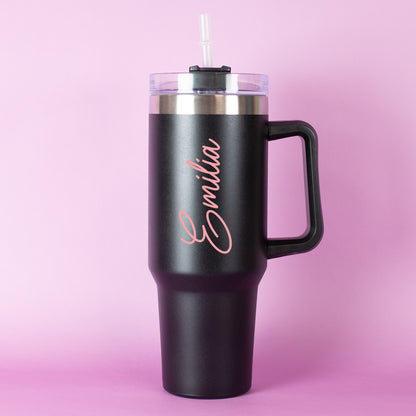 Schwarzer Thermobecher mit personalisiertem vertikalem Namen - rosa Schriftfarbe