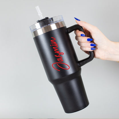 Schwarzer Thermobecher mit personalisiertem vertikalem Namen - rote Schriftfarbe