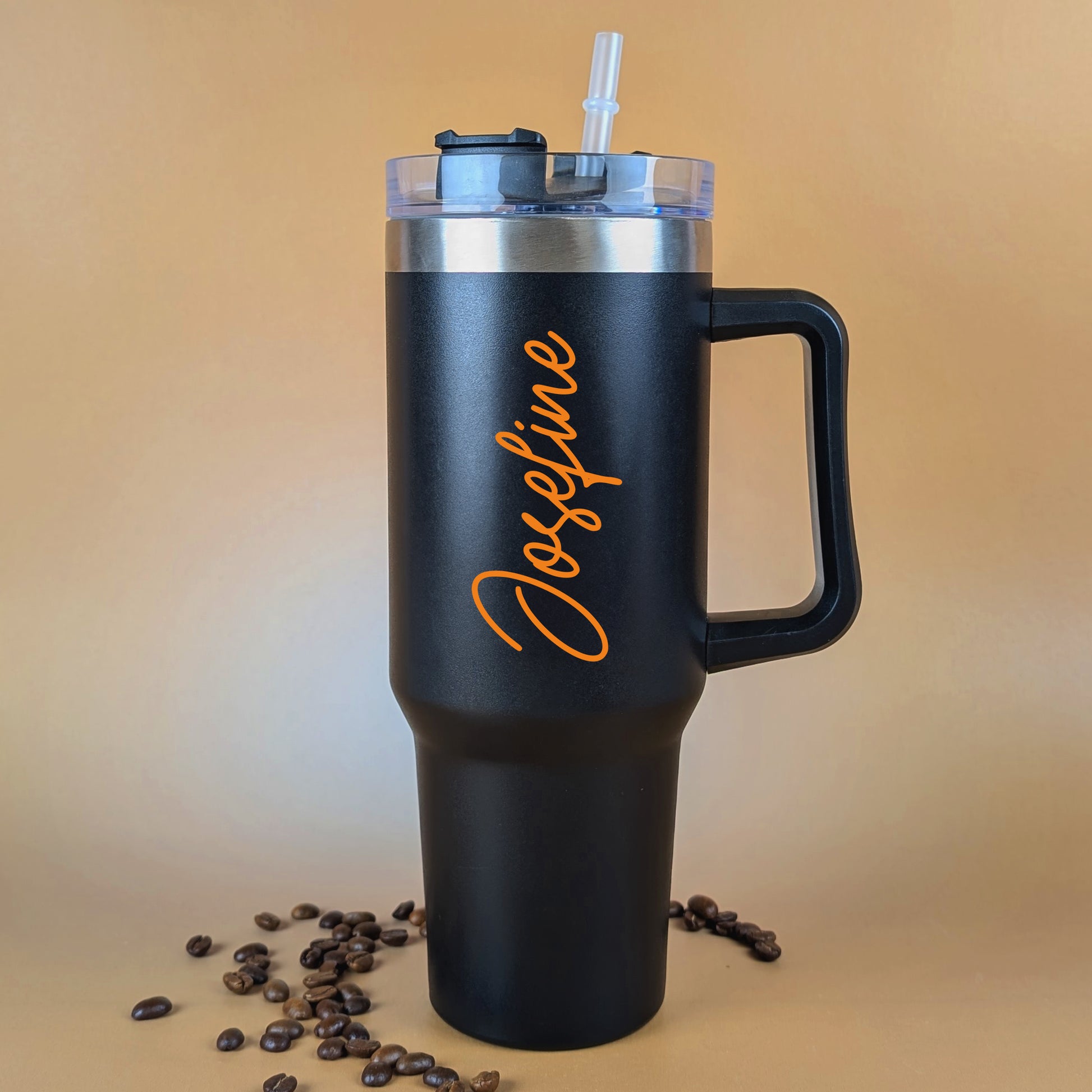 Schwarzer Thermobecher mit personalisiertem vertikalem Namen - orange Schriftfarbe