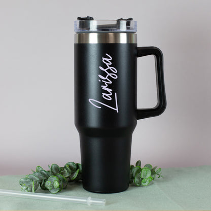 Schwarzer Thermobecher mit personalisiertem vertikalem Namen - lila Schriftfarbe