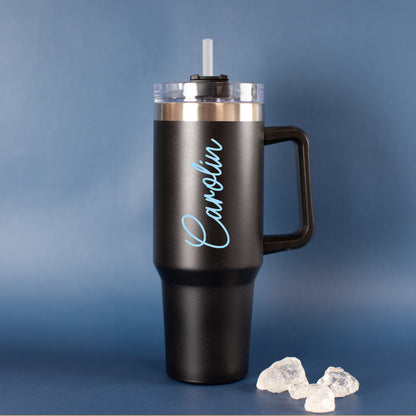 Schwarzer Thermobecher mit personalisiertem vertikalem Namen - blaue Schriftfarbe