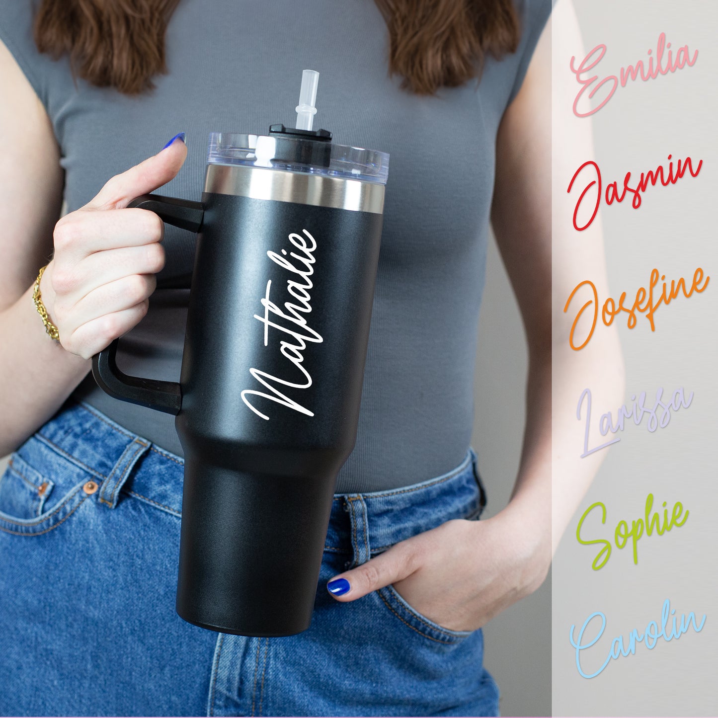 Schwarzer Thermobecher mit personalisiertem vertikalem Namen - Übersicht der 7 verfügbaren Schriftfarben zur Auswahl