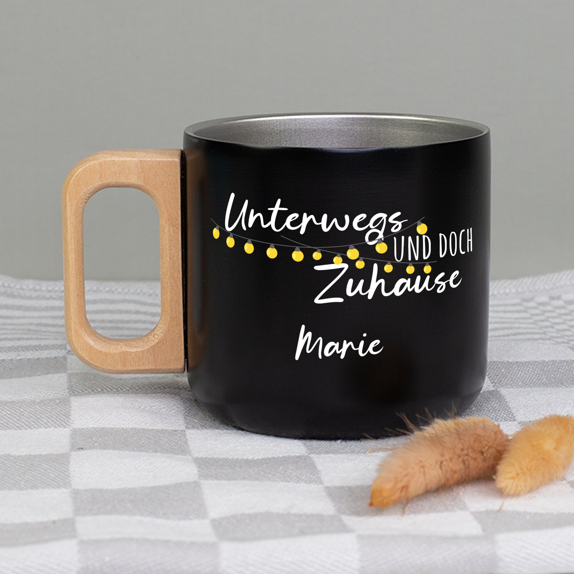 Schwarzer Edelstahlbecher mit Holzgriff und Motiv „Unterwegs und doch Zuhause“ mit Name Marie