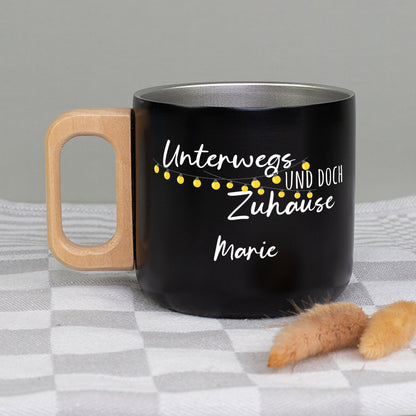Schwarzer Edelstahlbecher mit Holzgriff und Motiv „Unterwegs und doch Zuhause“ mit Name Marie