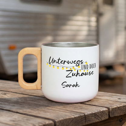Weißer Edelstahlbecher mit Holzgriff und Campingmotiv „Unterwegs und doch Zuhause“ mit Name Sarah