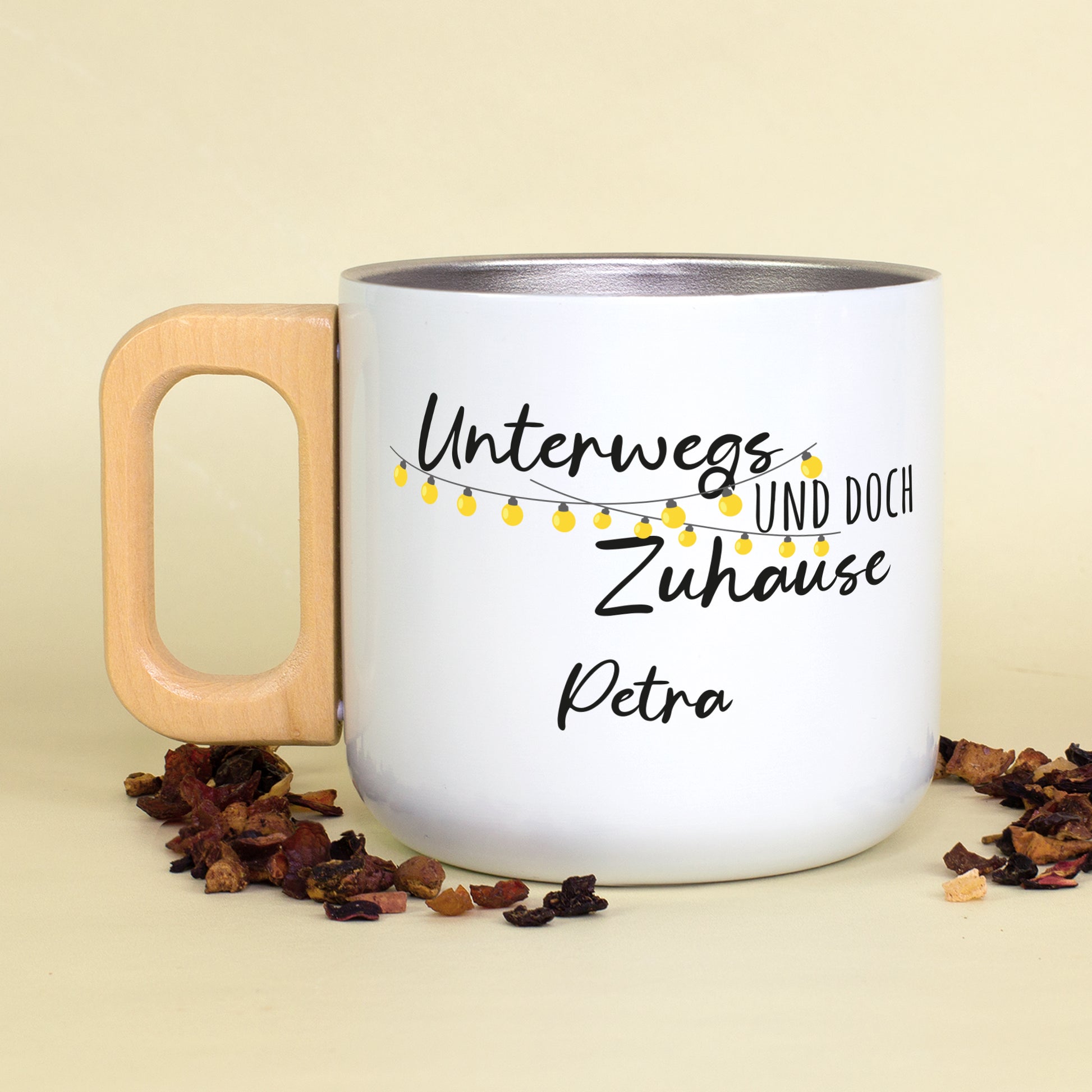 Weißer Edelstahlbecher mit Holzgriff, Motiv „Unterwegs und doch Zuhause“ und Name Petra