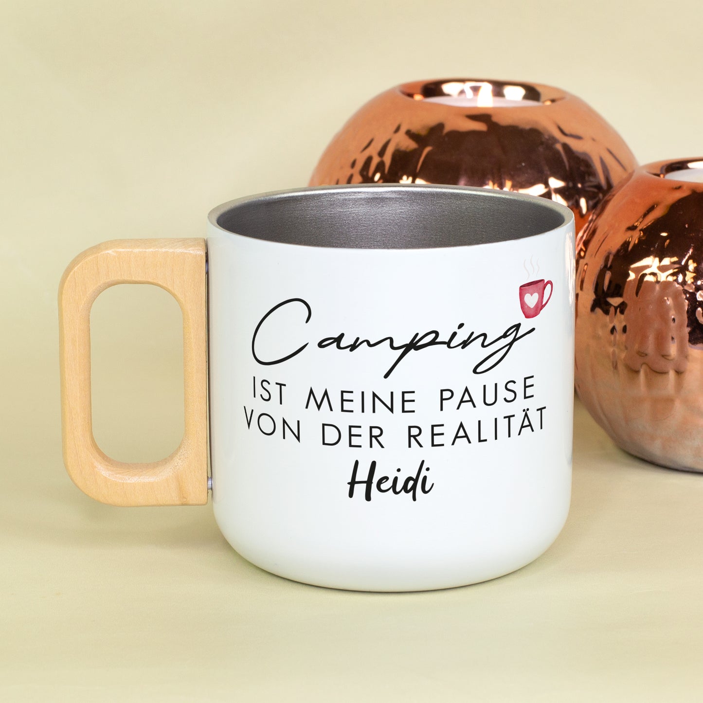 Weißer Campingbecher mit Holzgriff und Spruch „Camping ist meine Pause von der Realität“ mit Name Heidi